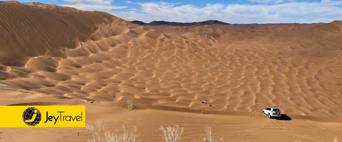 desert-landscape-of-central-iran-highlighting-the-country-diverse-climate-golden-sand-dunes-clear-skies-and-adventure-travel-opportunities